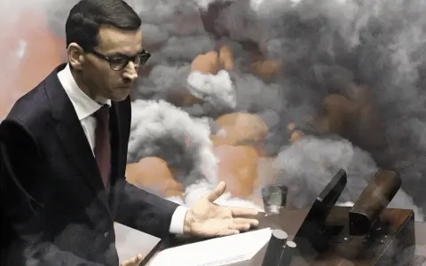 Mateusz Morawiecki w garniturze, z gestem dłoni, na tle dymu i płomieni, jakby symbolizując moment, kiedy Morawiecki podpisał zielony ład.