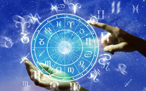Zodiakalny krąg z księżycem i gwiazdami. Dłoń dotyka symbolu Lwa, sugerując przyjaźń z Bliźniętami.