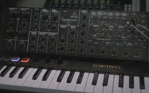 Behringer K2 z klawiaturą i licznymi pokrętłami, gotowy do tworzenia dźwięków.