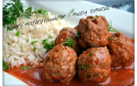 Magra nötfärsfrikadeller i mustig tomatsås med ris. En klassisk svensk rätt som värmer själen.