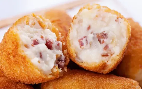 Croquetas cremosas con trocitos de jamón, listas para freír. Los ingredientes perfectos para unas croquetas caseras.