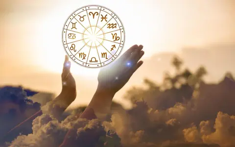 Dłonie unoszą koło zodiaku, symbolizując drogę do tego, jak obliczyć numer astrologiczny.