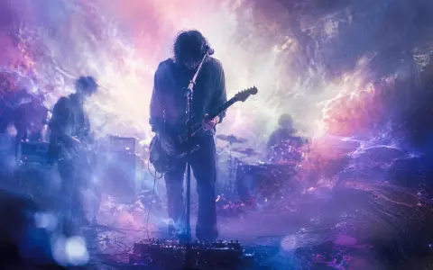 Zespół grający shoegaze, w otoczeniu psychodelicznych wizualizacji. Gitara, perkusja i bas tworzą eteryczny dźwięk.