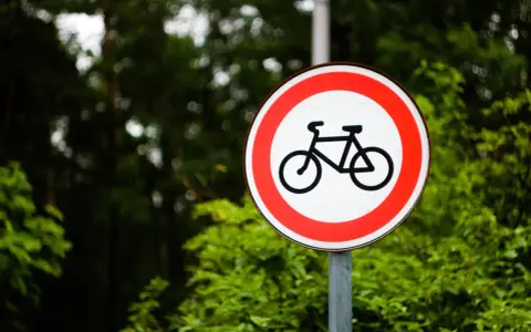 Czy można jechać rowerem po autostradzie? Oto prawda o przepisach
