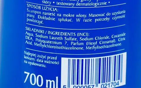 Szampon do włosów 700 ml. Sposób użycia: nanieść na mokre włosy, masować do uzyskania piany, spłukać. SLS w składzie.