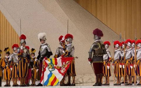 Guardie svizzere in alta uniforme, con alabarde e stendardo. Forse il loro celibato spiega perché le guardie svizzere non si possono sposare.
