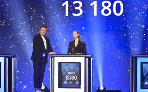 Na scenie programu "Jaka to melodia?" prowadzący i uczestniczka Anika z wynikiem 13180 punktów.