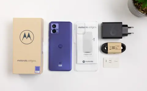 Motorola Edge 30 Neo w kolorze fioletowym z akcesoriami: pudełko, ładowarka, kabel, etui.