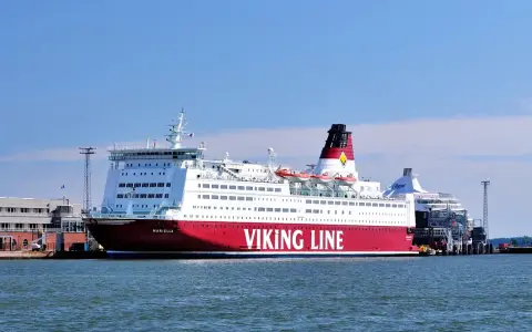 Prom Mariella Viking Line, gotowy do rejsu z Tallinna do Helsinek.