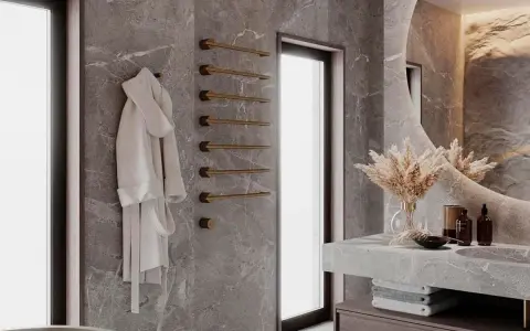 Elegantes azulejos de baño pequeño con un albornoz colgado y un toallero dorado.