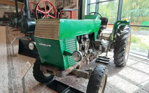 Zielony Ursus C-375, jeden z prototypów, prezentowany w muzeum.