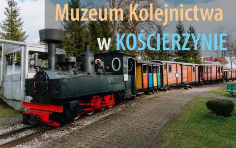 Parowóz i kolorowe wagony stoją na torach w Muzeum Kolejnictwa w Kościerzynie.