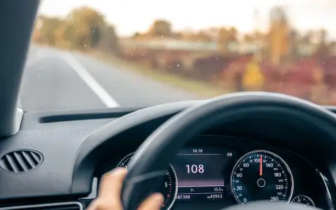 Przekroczenie prędkości o 30 km/h. Na desce rozdzielczej widnieje 108 km/h, a wskazówka prędkościomierza jest blisko 120 km/h.
