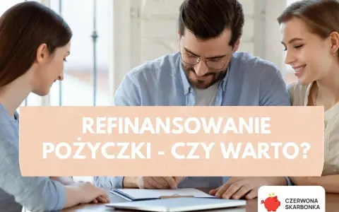 Trzy osoby przy stole omawiają refinansowanie pożyczki. Czy warto? Logo Czerwona Skarbonka.