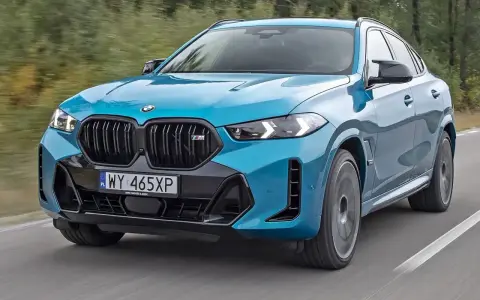 Niebieskie BMW X6 M na drodze. Sprawdź aktualną bmw x6 cena i konfigurację tego sportowego SUV-a.