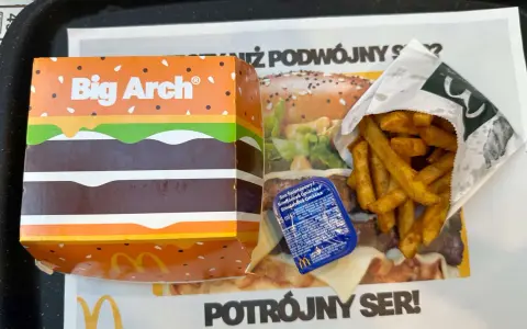Pudełko Big Arch, frytki i sos. Zastanawiasz się nad big mac kalorie? To zestaw dla głodnych!