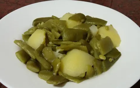 Un plato de judías verdes con patatas, un clásico casero.