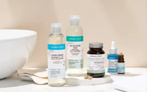 Routine de soins Aroma-Zone pour peau acnéique : lotion tonique, gel nettoyant, complexe alimentaire et sérum.