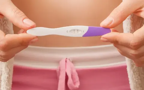 Dwie kreski na teście ciążowym. Dowiedz się, jak zrobić test ciążowy i poznać jego wynik.