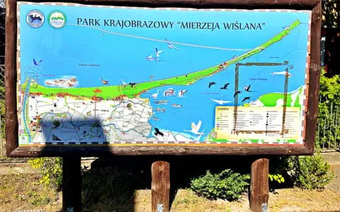 Mapa Parku Krajobrazowego Mierzeja Wiślana, ukazująca Zatokę Gdańską i Zalew Wiślany z ptactwem.
