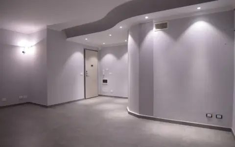 Spazi ampi e luminosi, perfetti per decidere cosa appendere alle pareti. Un'atmosfera moderna con un tocco di design.