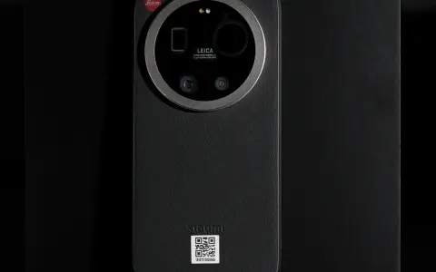 Teléfono Xiaomi con módulo de cámara Leica. Diseño elegante en negro, con el logo de Leica y detalles de la cámara.