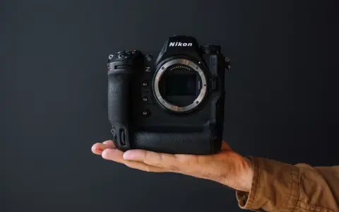 Dłoń trzyma profesjonalny aparat Nikon z9. Bez obiektywu, gotowy do uchwycenia niezwykłych chwil.