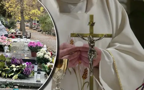 Parafianin w białej szacie trzyma hostię i krzyż. Obok cmentarz z kwiatami i zniczami.
