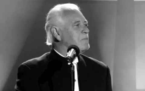 Gary Brooker, jeden z procol harum członków, przed mikrofonem.