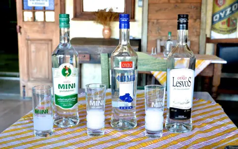 Drei Flaschen Ouzo stehen bereit für einen Vergleich. Raki vs. Ouzo – eine Frage des Geschmacks!