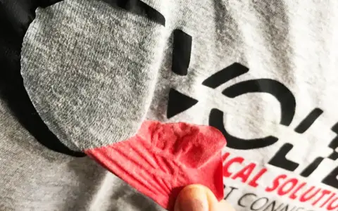 Jak usunąć napisy z bluzy bez uszkadzania materiału - skuteczne metody