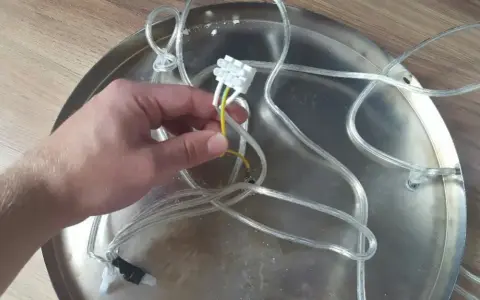 Jak podłączyć żyrandol na 2 żarówki z 3 kablami w suficie? Uniknij błędów!