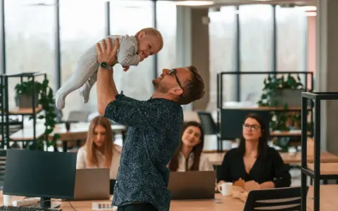 Ojciec podrzuca dziecko w biurze, podczas gdy koleżanki pracują. Czy urlop wychowawczy wlicza się do stażu pracy?