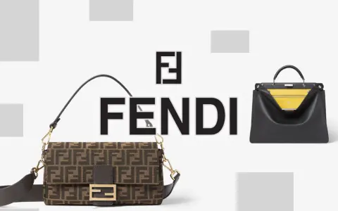 Iconico logo Fendi e due borse iconiche dell'azienda: una baguette marrone con monogramma FF e una borsa nera con interno giallo.