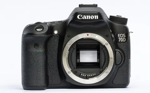 Czarna lustrzanka cyfrowa Canon EOS 70D z widocznym mocowaniem obiektywu.