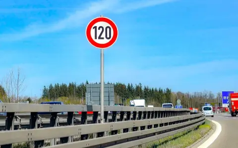 Geschwindigkeitsbegrenzung 120 auf der Autobahn. Dieses Schild zeigt, wie schnell man auf der Autobahn fahren darf.