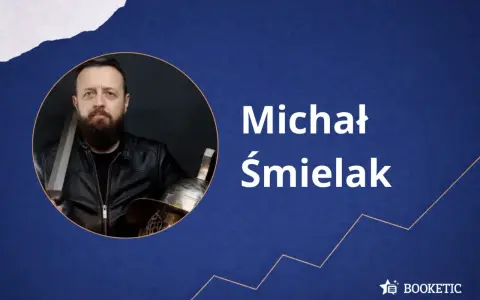 Michał Śmielak, autor książek o historii, prezentuje się z mieczem i hełmem. Kolejność jego publikacji czeka na odkrycie.