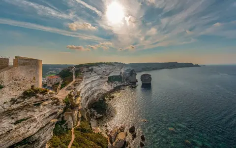 Falaises calcaires de Bonifacio, Corse. Un sentier mène à un village perché. Combien de temps pour visiter la Corse ? Une semaine minimum pour apprécier ce paysage.