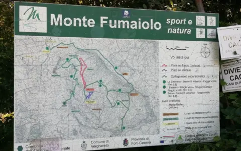 Cartina del Monte Fumaiolo con sentieri escursionistici, piste da sci e punti di interesse. Segnaletica per divieto di caccia.