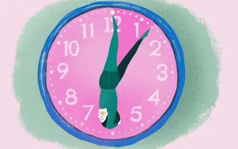 En person gör en handstående på en rosa urtavla, som en kort meditation.