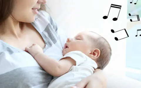 Mama śpiewa kołysankę dla dziecka, które zasypia w jej ramionach. Nutki unoszą się w powietrzu, tworząc magiczną atmosferę.