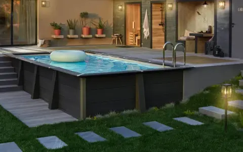 Un incantevole giardino di 50 mq con piscina, ideale per rilassarsi. La piscina, con un salvagente, è circondata da un'area pavimentata e un prato curato.