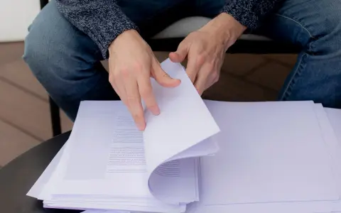Man revisa manuscritos para que las editoriales publicar libro.