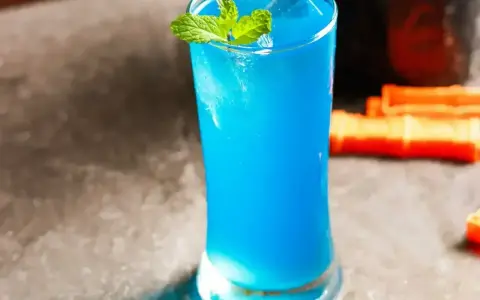 Orzeźwiający drink z blue curacao, lodem i miętą. Idealny przepis na letnie wieczory.