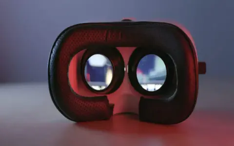 Gogle VR z czarną, perforowaną wyściółką, gotowe do zapewnienia niesamowitego widzenia stereoskopowego.