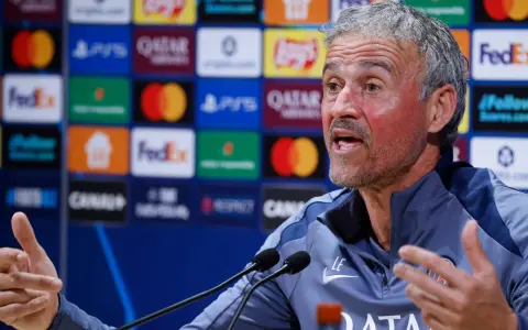 Luis Enrique, trener PSG, z pasją opowiada o tym, kto wygra Ligę Mistrzów, gestykulując przed mikrofonami.