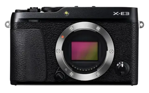 Elegancki, czarny aparat Fujifilm X-E3 z obiektywem gotowym do uchwycenia wyjątkowych chwil.