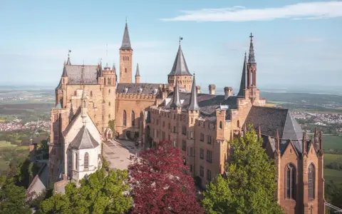 Die Burg Hohenzollern, ein Wahrzeichen Deutschlands, lässt die Frage aufkommen, wie viele Burgen es in Deutschland gibt.