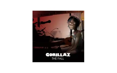 Okładka albumu Gorillaz The Fall. 2D siedzi przy stole z gitarą i sprzętem muzycznym.