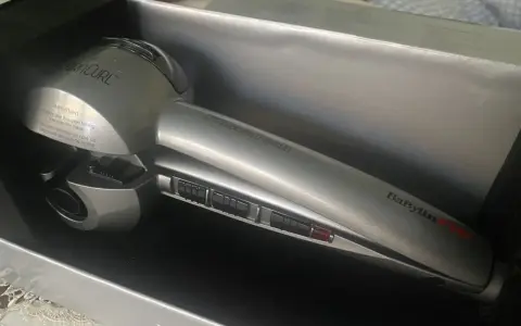 Srebrna lokówka automatyczna BaByliss Pro MiraCurl w pudełku.